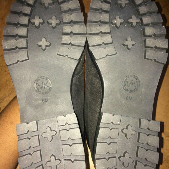 Michael Kors - Rosario Ankle Boot w/ Vintage Sheen - Picture 4 of 8